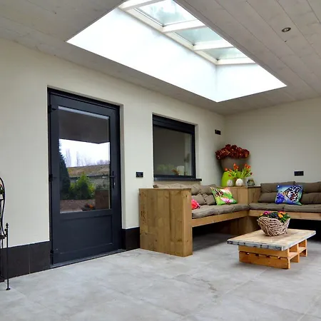 Magnificent Villa In Bergeijk With A Pond Vakantiehuis